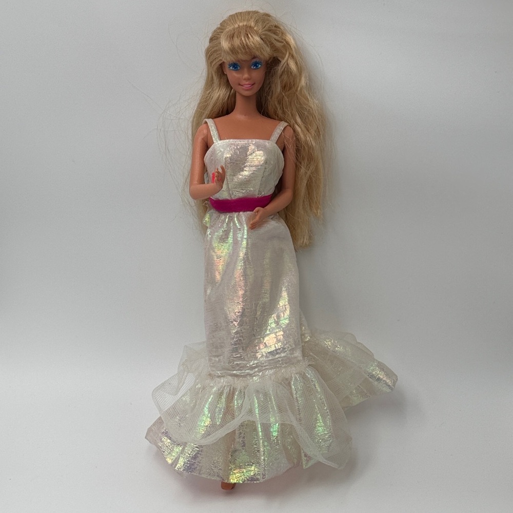 Barbie vintage 1966 Mattel Doll in Shimmering White Dress with Pink Accent